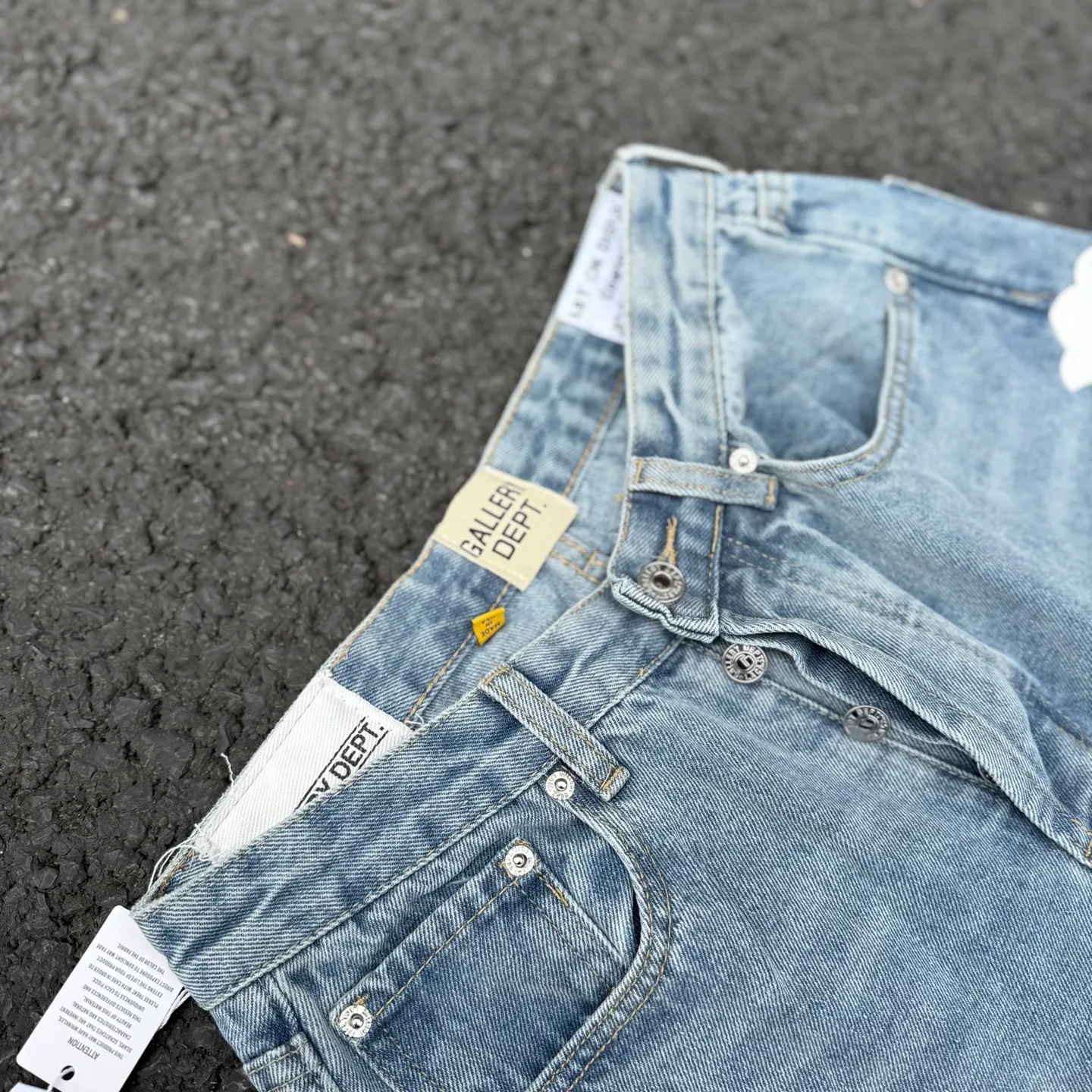 #8146 P290💰 Independent GALLERY DEPT. Vintage multi-leather spliced cross loose washed flared jeans - truly restore the ultimate texture of Vintage - original hardware accessories washed and other elevators, QR code analysis are all purchased from the original factory, high degree of restoration, you are welcome to compare with a certain product~ - Three-dimensional version Loose and comfortable, not picky about the body shape, taller and slimmer, factory Seiko, original factory quality control, same style for men and women, can be matched with couples, versatile recommendation, must-have jeans for all seasons -Size: 28 30 32 34 36